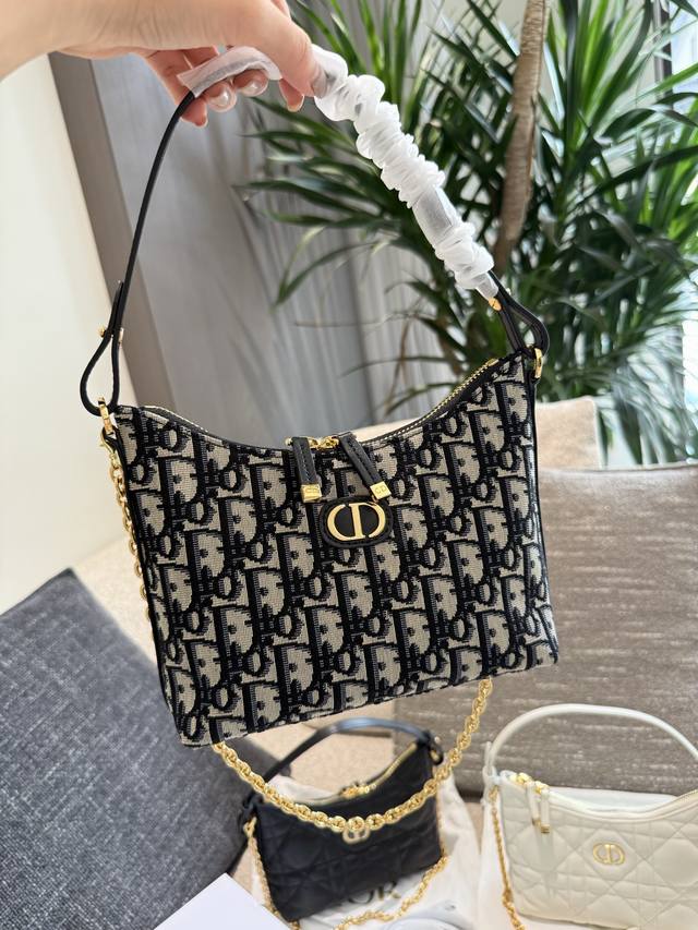 这款 Miss Caro迪奥之爱迷你链条手袋是二零二五秋冬成衣系列新品,时尚现代而不失实用功能。采用奶白色羊皮革精心制作,饰以超大藤格纹缉面线,搭配正面复古金色 这款 Miss Caro迪奥之爱迷你链条手袋是二零二五秋冬成衣系列新品,时尚现代而不失实用功能。采用奶白色羊皮革精心制作,饰以超大藤格纹缉面线,搭配正面复古金色