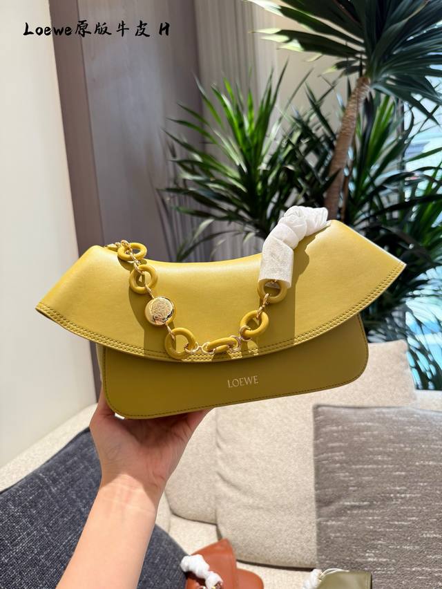 罗意威 Ola 波浪裙边包包 [烟花R]Loewe Ola杨幂同款包 [烟花R]弧形包身、线条流暢的翻盖和時尚甜甜圈链条。 [烟花R]柔软小牛皮 [烟花R]可拆