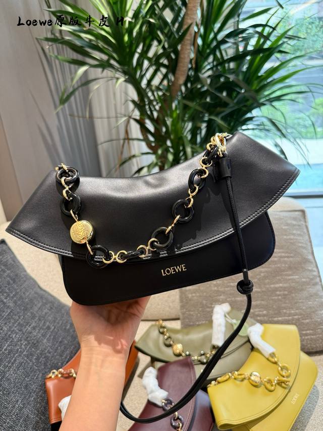 罗意威 Ola 波浪裙边包包 [烟花R]Loewe Ola杨幂同款包 [烟花R]弧形包身、线条流暢的翻盖和時尚甜甜圈链条。 [烟花R]柔软小牛皮 [烟花R]可拆