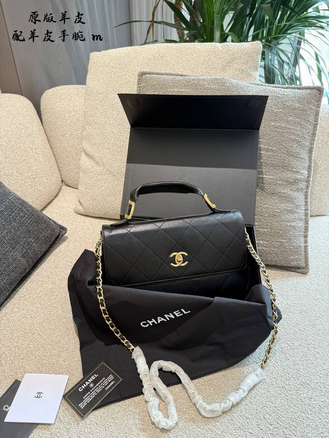 Chanel 口盖包羊皮高级手工坊杭州 大秀 走秀款！双拼牛皮口盖包真是让人眼前一亮的存在 针扣牛皮手柄的设计增添了几分优雅与高贵，实用性也很强喔。它的容量足够