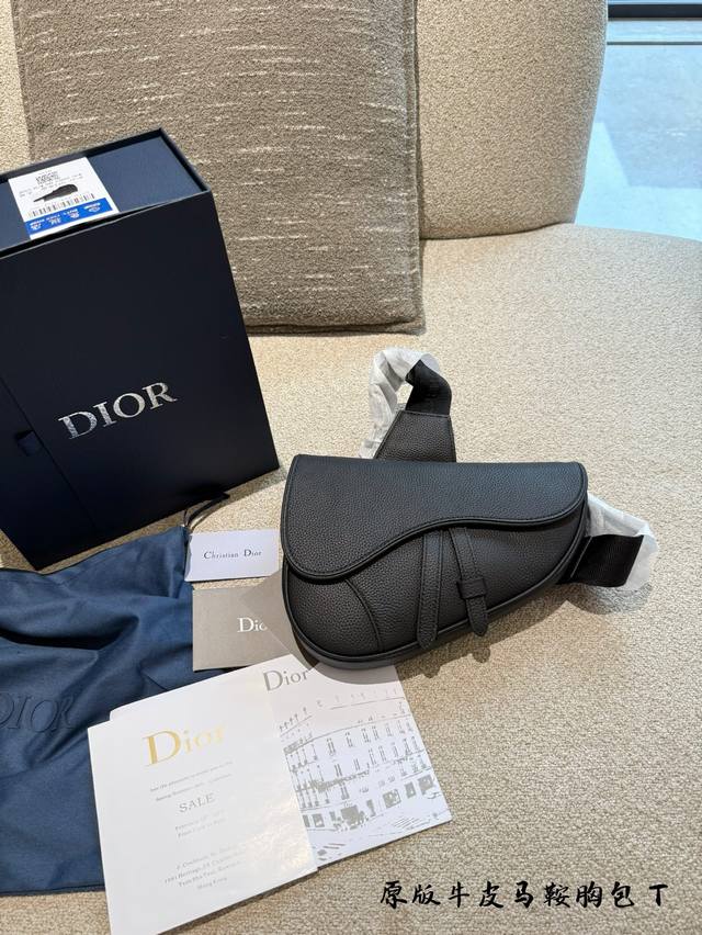 男女通杀Dior男士马鞍包 说到马鞍包，大家讨论更多的应该是是女生版的马鞍包。今天我们就来说说男士的马鞍包，更哟 首先从造型看，男士的这款马鞍包是以胸包的形式展