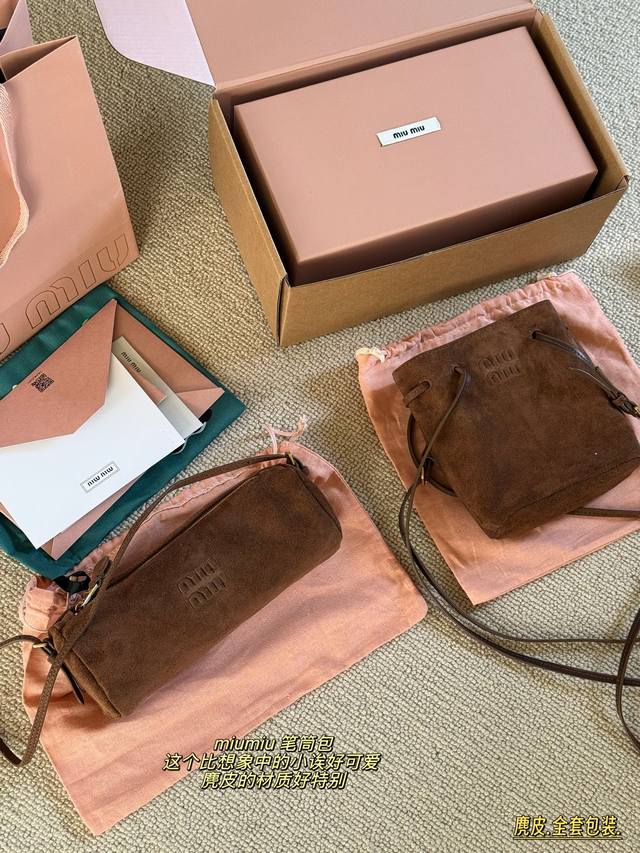 全套包装 Size：23*19Cm Miumiu的笔筒包 麂皮 性价比也太高了！ 麂皮质感超软糯 Rua 玫粉 正红 草绿...每个色都像从韩剧女主衣柜偷出来的