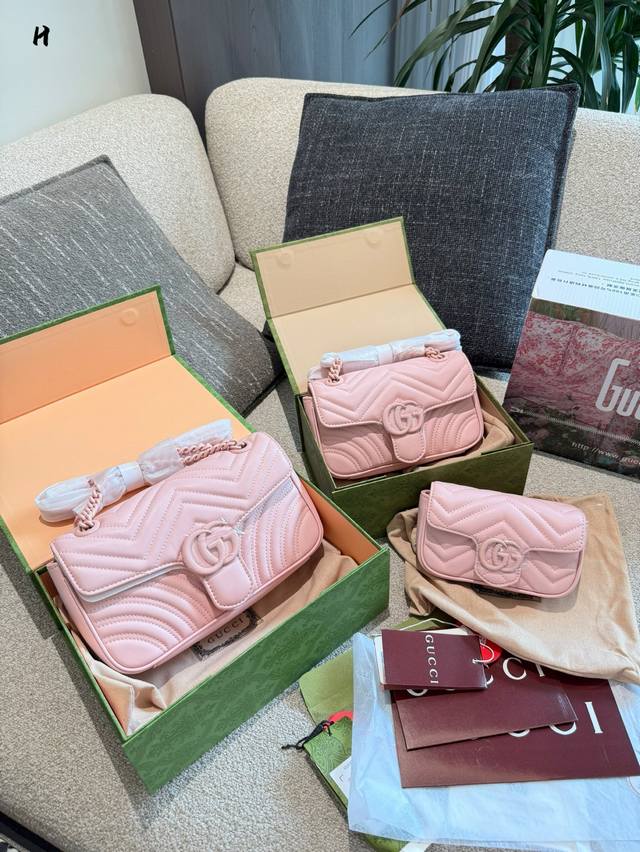 Gucci Marmont All Black 小古家的 真的是好看到尖叫， 没有任何一个女生可以拒绝的颜值， 同色系的设计，又飒又美， 打造出具有现代时尚元素