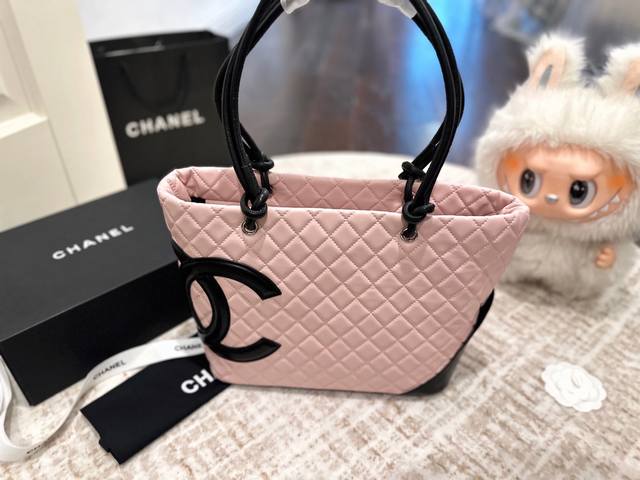 礼盒包装 Chanel经久不衰 谁背谁帅香奈儿康鹏菜篮子 包身上醒目的双C Logo作为装饰 远远看去就能认出是香奈儿的包 可单肩可手提 啥都能装得下 尺寸 3