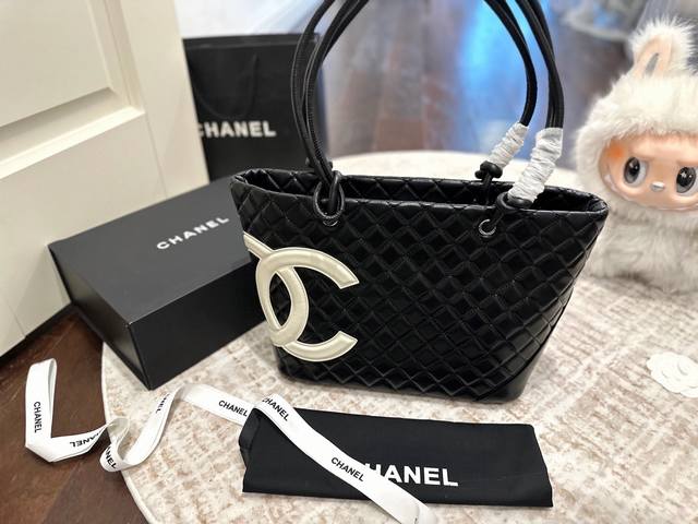 礼盒包装 Chanel经久不衰 谁背谁帅香奈儿康鹏菜篮子 包身上醒目的双C Logo作为装饰 远远看去就能认出是香奈儿的包 可单肩可手提 啥都能装得下 尺寸 3