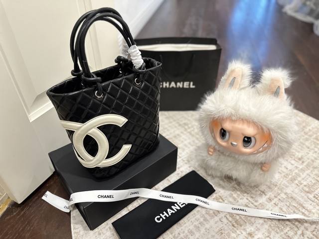 折叠礼盒包装 Chanel经久不衰 谁背谁帅香奈儿康鹏菜篮子 包身上醒目的双C Logo作为装饰 远远看去就能认出是香奈儿的包 可单肩可手提 啥都能装得下 尺寸