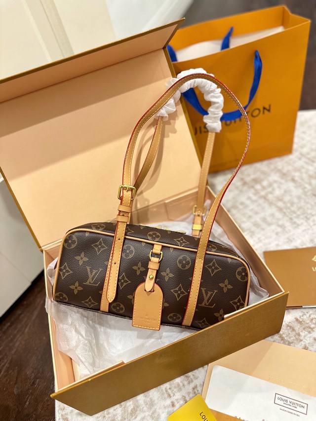 折叠礼盒包装 Lv ｜Hangon保龄球包 Lv新款Hangon上身真的巨美！ 包体小小的 但挺能装 粉饼腮红口红染眉膏甚至Celine墨镜包也塞进去了我对长长