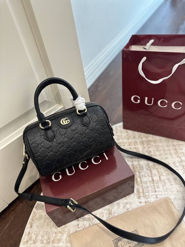 折叠礼盒包装 Gucci古奇 Ophidia系列波士顿枕头包 尺寸:21Cm 折叠礼盒包装 Gucci古奇 Ophidia系列波士顿枕头包 尺寸:21Cm