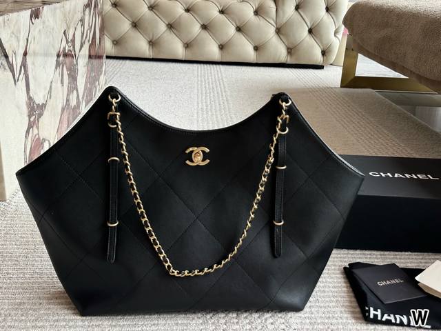 Chaneltotebag 通勤逛街遛娃皆可背 2L这季的购物袋~有黑色 可以单肩、斜跨、手提 划重点 31 27Cm 这只挺冷门的~但是很实用~不容易撞包吧