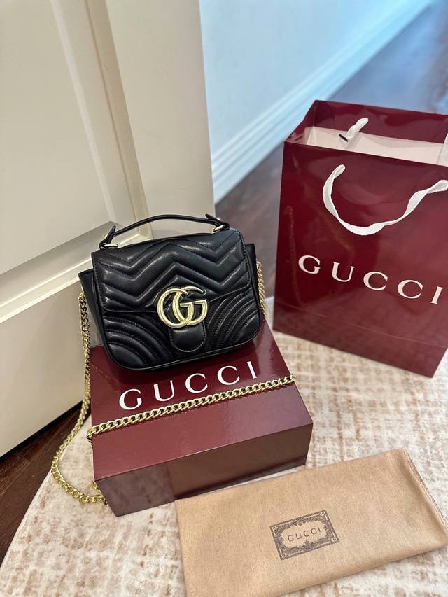 折叠礼盒包装 Size:20*15Cm Gucci Marmont 马蒙手提邮差包手 单肩可斜挎可手拎链条可拆卸 双G 刺绣爱心 牛皮皮质非常有质感,容量也很大 折叠礼盒包装 Size:20*15Cm Gucci Marmont 马蒙手提邮差包手 单肩可斜挎可手拎链条可拆卸 双G 刺绣爱心 牛皮皮质非常有质感,容量也很大