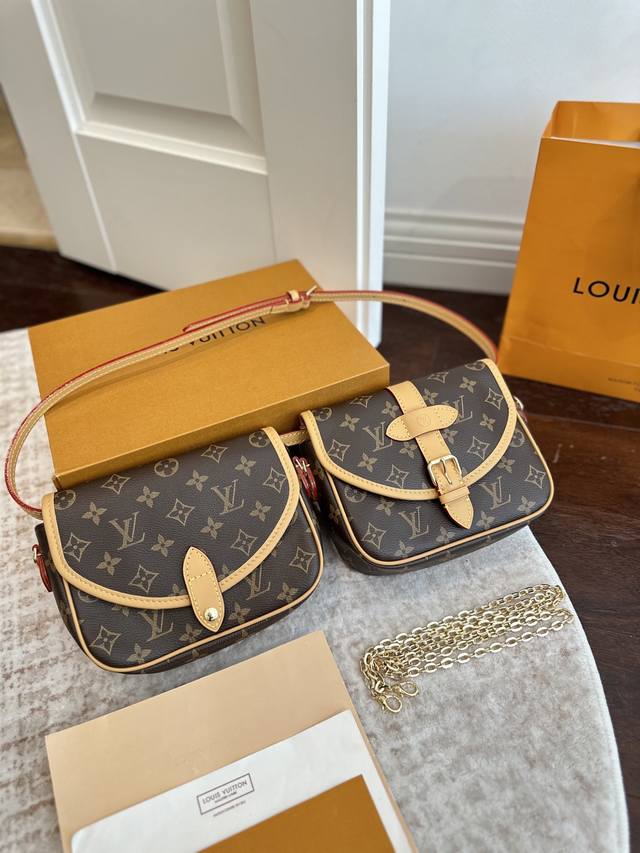 官网双盒包装 Lv老花双子星Bb Iv 新款老花双子星 Saumur Bb 说是缩小版的双子星，却也有马鞍包的身影 这种迷人的老花小可爱，见到可能都要认栽！因为