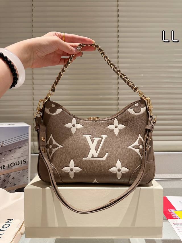 升级芯片版本 飞机盒折叠盒 Lv老花牛角包单肩斜挎中古 Vintage包包压纹限定 ！超美！好多网红潮人都在背 单肩斜挎背这款包看着简单，搭配起来特别有范！被外