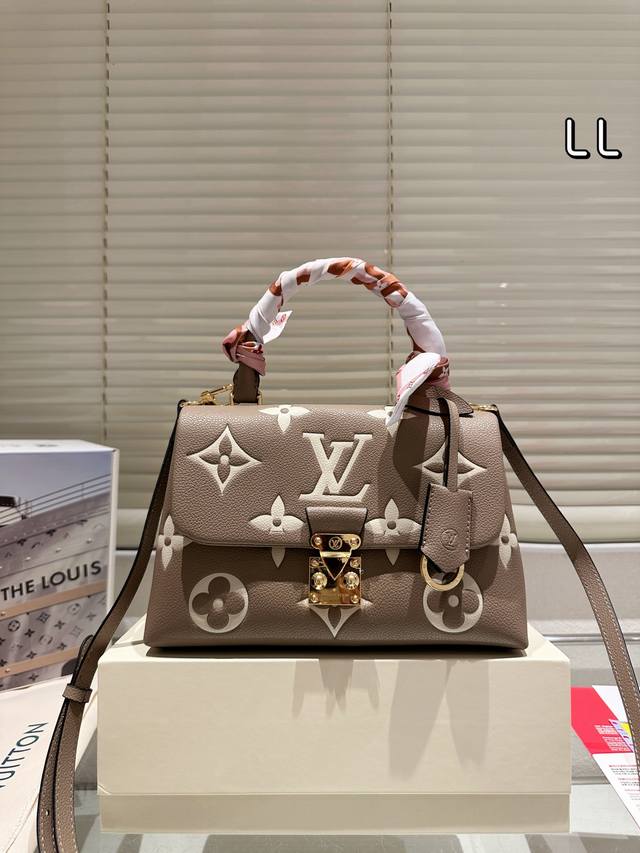 升级芯片版本 Size：25*16Cm Lv压花 Madeleine Bb 非常喜欢这种带手柄的包 拎起来很有感觉！ Empreinte 奢华压纹皮革 经典标识