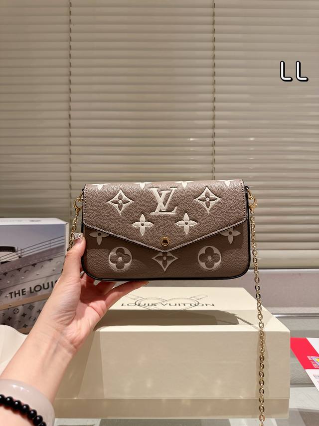 升级芯片版本 经典三件套 压花款 Lv 路易威登 新款新款女士Pochette FéLicie 可拆卸金属链条包 买一得三的好事再次发生了 这款三合一链条包的设 升级芯片版本 经典三件套 压花款 Lv 路易威登 新款新款女士Pochette FéLicie 可拆卸金属链条包 买一得三的好事再次发生了 这款三合一链条包的设