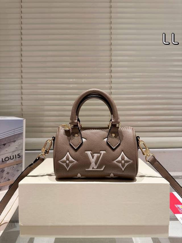 升级芯片版本 Size：16*10Cm L家 Ss Speedy Nano 一起感受Nano的快乐~ 拎一个小包包真的爱了爱了~ 搜索：Lv Nano