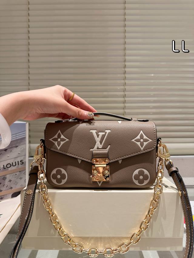 升级芯片版本 Lv Pochette Metis East West Mini 新款邮差包 Lv邮差包老花手提单肩斜挎包，优雅低调的外形设计和宽敞的包身更加入了