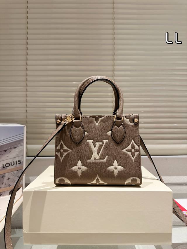 升级芯片版本 Lv Onthego 18Cm 印花丛林包 时尚托特包 折叠礼盒 原单品质 Lv A B面喷绘 Onthego妈咪袋 性价比之王这是一款超赞的包型 升级芯片版本 Lv Onthego 18Cm 印花丛林包 时尚托特包 折叠礼盒 原单品质 Lv A B面喷绘 Onthego妈咪袋 性价比之王这是一款超赞的包型