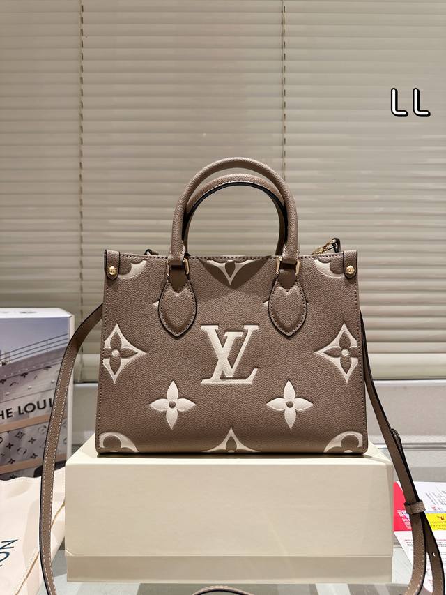 升级芯片版本 Lv Onthego 25Cm 印花丛林包 时尚托特包 折叠礼盒 原单品质 Lv A B面喷绘 Onthego妈咪袋 性价比之王这是一款超赞的包型 升级芯片版本 Lv Onthego 25Cm 印花丛林包 时尚托特包 折叠礼盒 原单品质 Lv A B面喷绘 Onthego妈咪袋 性价比之王这是一款超赞的包型
