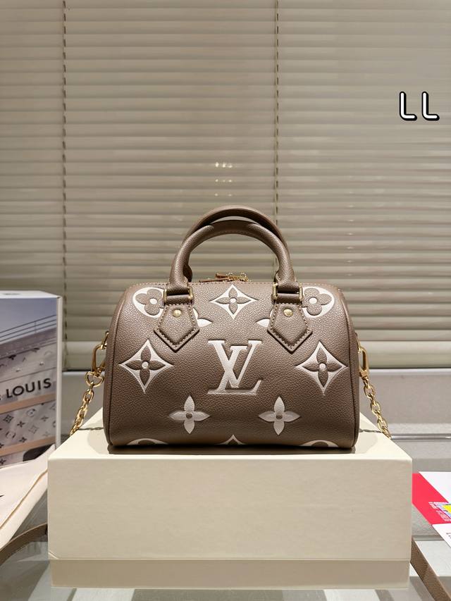 升级芯片版本 Lv Speedy 20Cm枕头包 无论版型 内里和专柜毫无差别 真正原版复刻 内里可拆卸 火遍全球的爆款机场大包 机车女神包 明星同款 贵气而充 升级芯片版本 Lv Speedy 20Cm枕头包 无论版型 内里和专柜毫无差别 真正原版复刻 内里可拆卸 火遍全球的爆款机场大包 机车女神包 明星同款 贵气而充