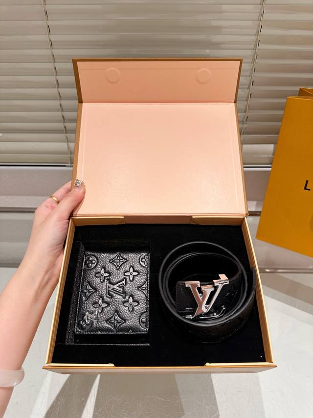 原单 钱包腰带 配礼盒 高版本！腰带 Lv牛皮皮带～热门款 男女通用皮带里面最火的版本啦～质量很好 全套包装！五金绝对不褪色 皮带头和专柜一样的哦～ 配礼盒手提