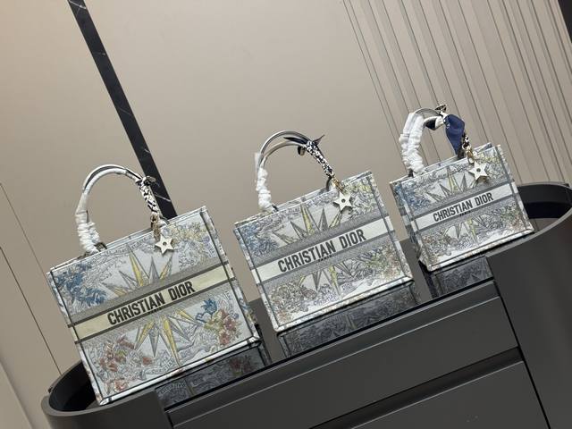 配折叠盒丝巾 需要星星挂件加 P30 Dior 原版布提花 Dior Book Tote今年最喜欢的一款购物袋 Tote我用的次数最多的包 迪奥因为容量超级大