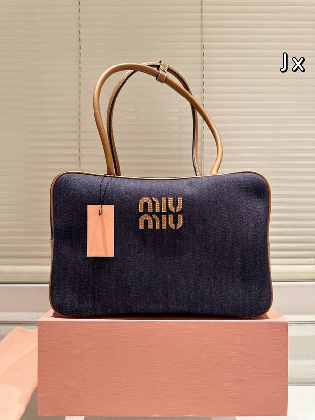 Miumiu限量牛仔Beau丹宁手袋容量超大～电脑、文件资料随意放