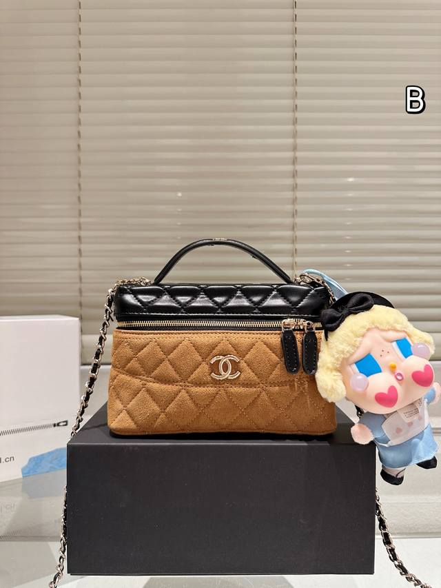 麂皮 配挂件 Chanel 25P新款小C扣Lp饭盒包白色好可爱啊 看习惯了Lp黑色饭盒包，换成了纯白色饭盒包这也太适合夏天了呀 简单大方的设计，显得很百搭哇！