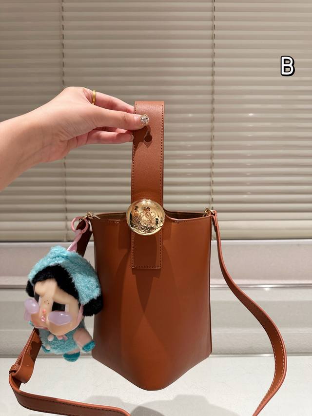 牛皮版本 配挂件 Loewe 罗意威｜Pebble Mini Loewe也有属于自己的“菜篮子”啦！！ Mini尺寸精致可爱，还配有一根可调节的长肩带 包包可手