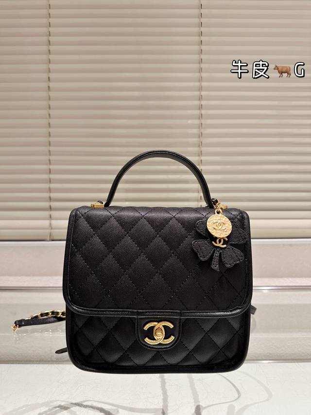 顶级原单 鱼子纹 香奈儿｜ 四叶草系列双肩包 喜欢双肩包真的别错过这款 方方正正的包型；荔枝牛皮与砂金质感十足 四叶草勋章配饰吊坠做旧感很强！ 整体风格很“学院