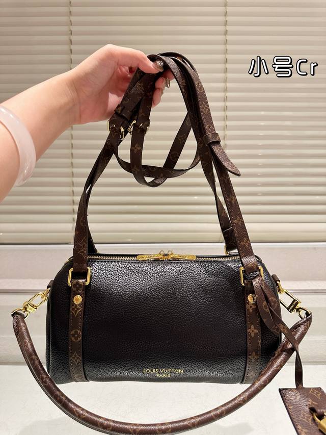 Lv Express枕头包 无论版型 内里和专柜毫无差别 明星同款 贵气而充满活力的品牌设计风格 我们专业从国外购买原版打造市场第一批顶端货源. 最顶级面料 一