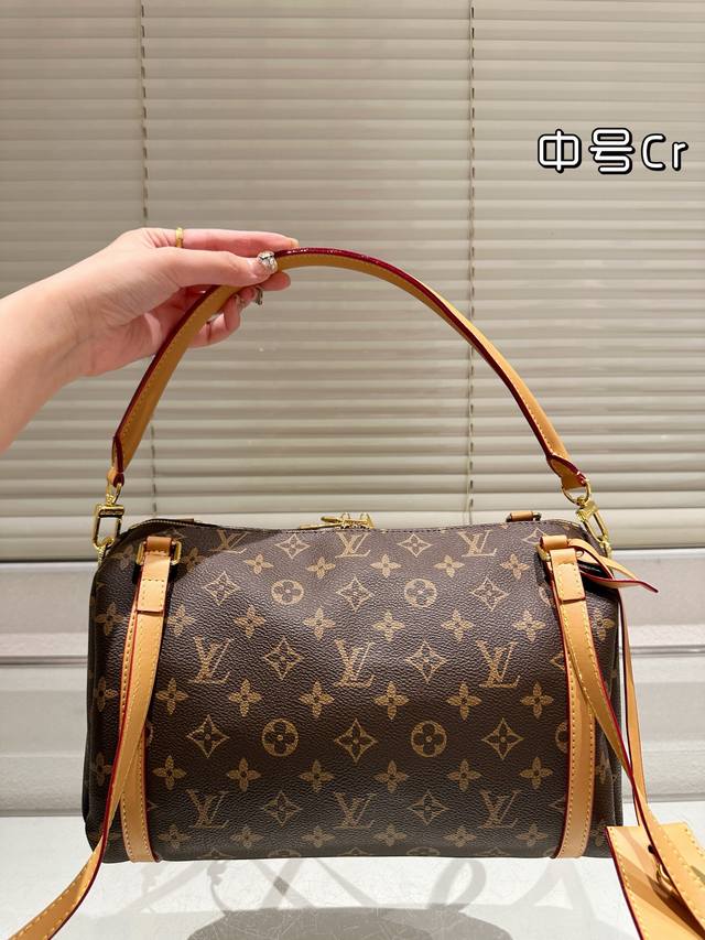 Lv Express枕头包 无论版型 内里和专柜毫无差别 明星同款 贵气而充满活力的品牌设计风格 我们专业从国外购买原版打造市场第一批顶端货源. 最顶级面料 一