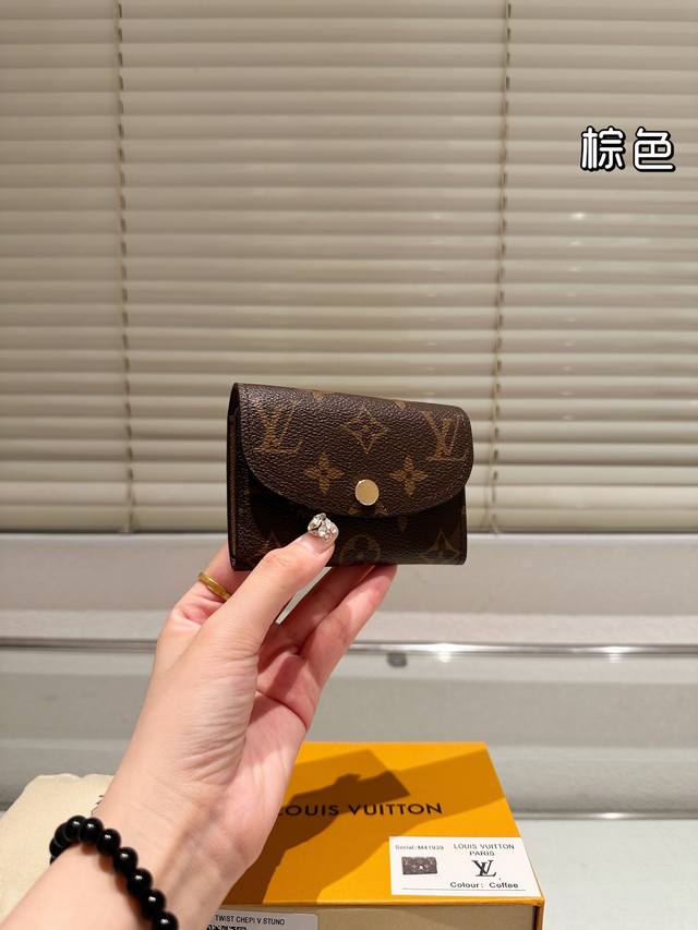 万年爆款 独家实拍 专柜经典回顾 L家豆豆钱包 原单品质 高端货专柜密封口袋包装 配送专柜卡片 老花搭配顶级牛皮不是便宜货哦 喜欢的美妞抓紧自留啦