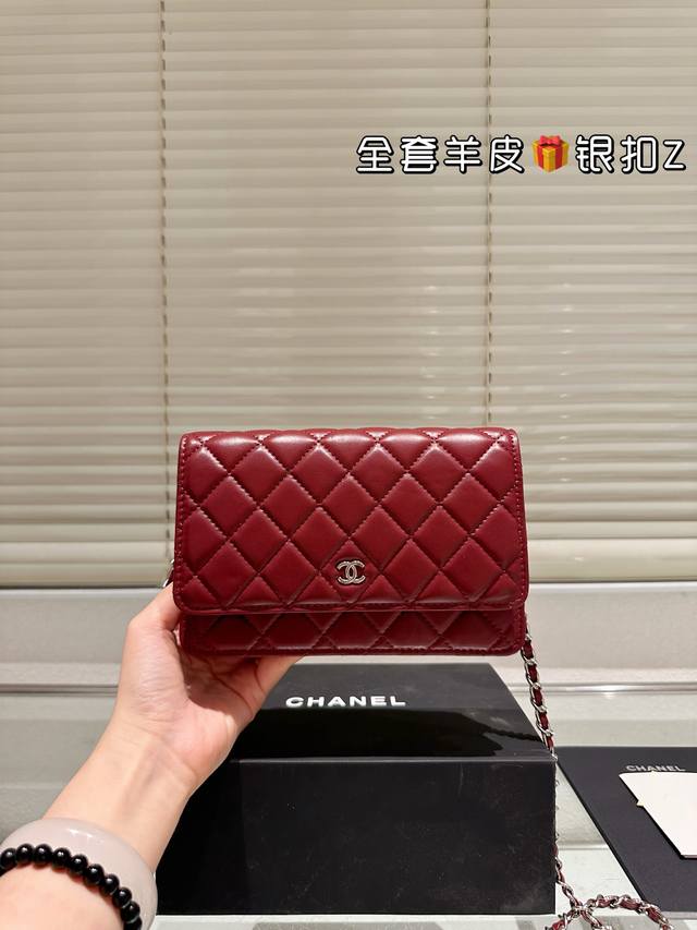 羊皮银扣 Chanel 香奈儿发财 鱼子酱面料 一款随身小 包推荐给大家！香奈儿Woc新款发财包 可斜挎单肩 链条可收入包内作为手包使用 上身后超显大气， 别看