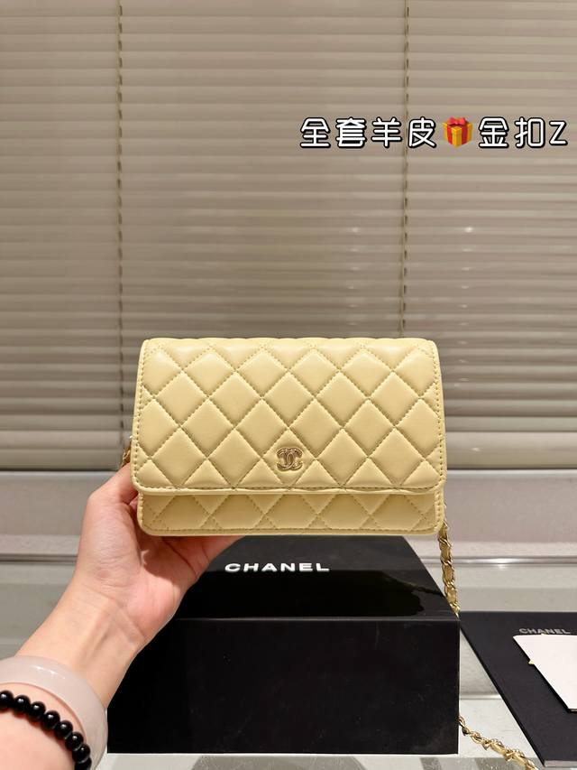 羊皮金扣 Chanel 香奈儿发财 鱼子酱面料 一款随身小 包推荐给大家！香奈儿Woc新款发财包 可斜挎单肩 链条可收入包内作为手包使用 上身后超显大气， 别看