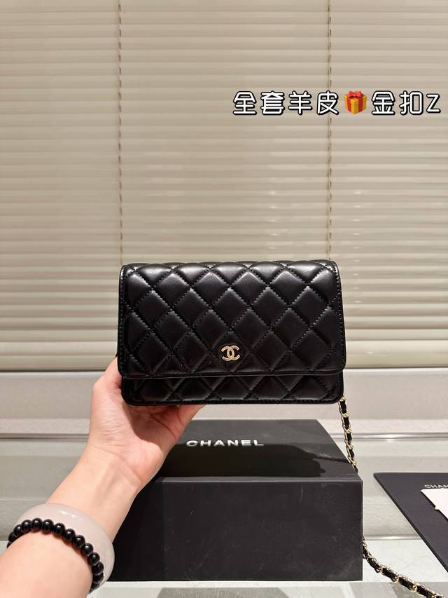 羊皮金扣 Chanel 香奈儿发财 鱼子酱面料 一款随身小 包推荐给大家！香奈儿Woc新款发财包 可斜挎单肩 链条可收入包内作为手包使用 上身后超显大气， 别看
