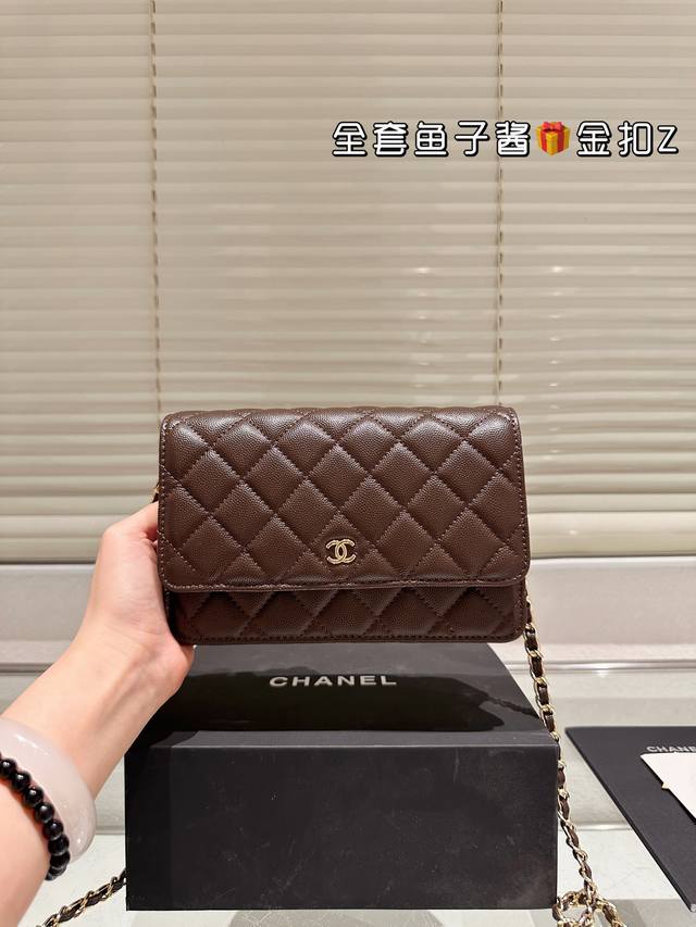 鱼子酱金扣 Chanel 香奈儿发财 鱼子酱面料 一款随身小 包推荐给大家！香奈儿Woc新款发财包 可斜挎单肩 链条可收入包内作为手包使用 上身后超显大气， 别