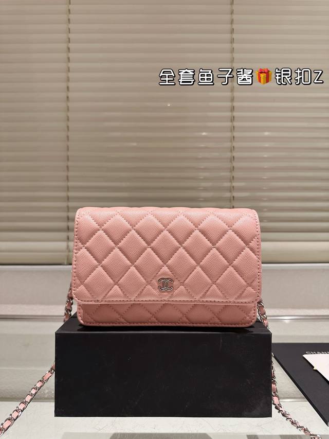 鱼子酱银扣 Chanel 香奈儿发财 鱼子酱面料 一款随身小 包推荐给大家!香奈儿Woc新款发财包 可斜挎单肩 链条可收入包内作为手包使用 上身后超显大气, 别 鱼子酱银扣 Chanel 香奈儿发财 鱼子酱面料 一款随身小 包推荐给大家!香奈儿Woc新款发财包 可斜挎单肩 链条可收入包内作为手包使用 上身后超显大气, 别