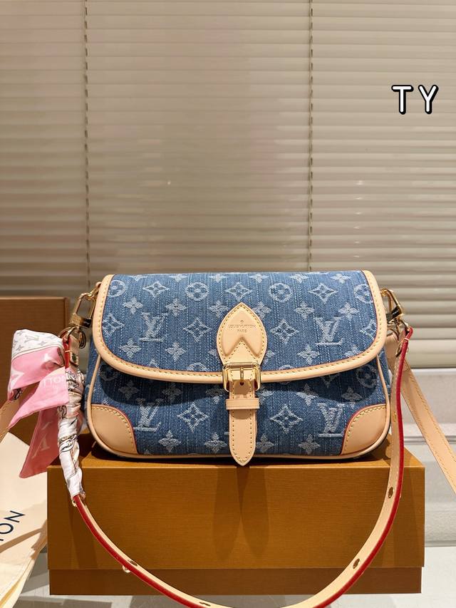原版布 牛仔 Lv Louis Vuitton ｜牛仔Diane法棍包 Lv法棍Diane绝绝子 上身复古又舒服 设计灵感来自于中古包Sologne 两条肩带