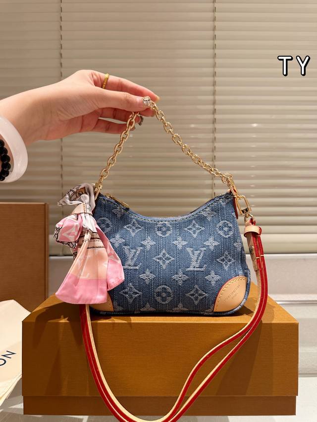 原版布 Mini Lv Boulogne｜邮差包 牛角包 新款的 Boulogne Size 对比之前小了，但完全不影响它的容量。设计上多加了金色链条 发8，增