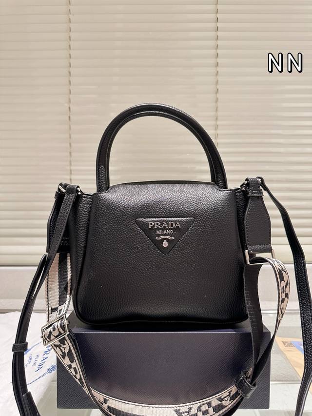 配盒 Size:23.18Cm 给自己一个Prada 包包 Prada 新款牛皮材质 配有织物长肩带可调节设计。 保龄球款型 太完美啦! 配盒 Size:23.18Cm 给自己一个Prada 包包 Prada 新款牛皮材质 配有织物长肩带可调节设计。 保龄球款型 太完美啦!