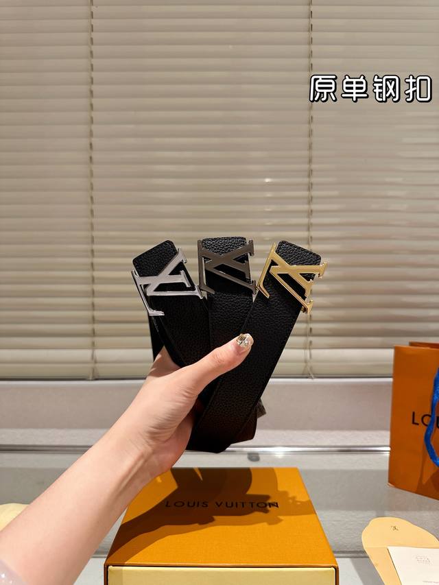 钢扣 高版本！腰带 Lv牛皮皮带～热门款 男女通用皮带里面最火的版本啦～质量很好 全套包装！五金绝对不褪色 皮带头和专柜一样的哦～ 配礼盒手提袋发票