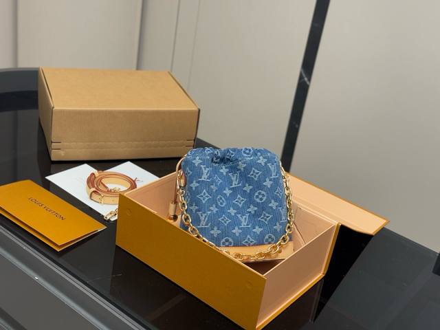 配折叠盒飞机盒 Lv中古包又一位当红炸子鸡来咯 一只看似中古中矩却又有点标新立异的包。 水桶包 尺寸:18.18Cm 配折叠盒飞机盒 Lv中古包又一位当红炸子鸡来咯 一只看似中古中矩却又有点标新立异的包。 水桶包 尺寸:18.18Cm