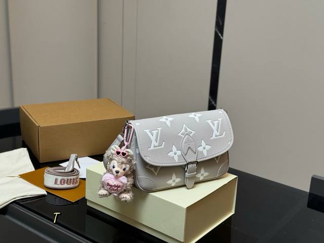 配折叠盒飞机盒 Lv法棍包穿搭也太好看了吧 双肩带的配置复古的气质 带着时尚感搭配起来 毫不违和并且肩带可以分开使用四舍五入等于两个包包Hhh并且这款融合了 尺