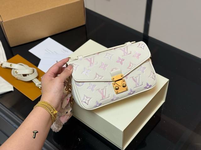 配折叠盒飞机盒 最新尺寸 :21×6×13Cm Lv高品质 性价比超高 一定要好好看细节看五金看材质 新款邮差小号 East West 配置链条和皮肩带 配折叠盒飞机盒 最新尺寸 :21×6×13Cm Lv高品质 性价比超高 一定要好好看细节看五金看材质 新款邮差小号 East West 配置链条和皮肩带