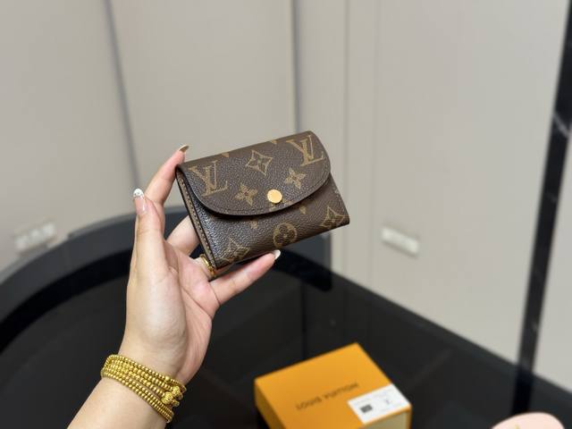 配盒 尺寸:11*8Cm Lv 豆豆卡包!! Mini尺寸的包包大行其道, 所以超小更加实用, 小而强大, 拿到手里就会爱上!! 配盒 尺寸:11*8Cm Lv 豆豆卡包!! Mini尺寸的包包大行其道, 所以超小更加实用, 小而强大, 拿到手里就会爱上!!