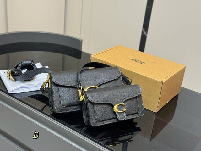 配盒 Size:25*15Cm 20*11Cm 百搭神器 Tabby 蔻驰 酒神Tabby 超级好看! 五金处Coach的刻字 满满的小细节 配置双肩带 牛皮品 配盒 Size:25*15Cm 20*11Cm 百搭神器 Tabby 蔻驰 酒神Tabby 超级好看! 五金处Coach的刻字 满满的小细节 配置双肩带 牛皮品