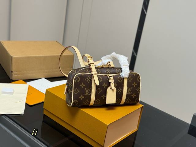 配折叠盒飞机盒 Lv ｜Hangon保龄球包 Lv新款Hangon上身真的巨美！ 包体小小的 但挺能装 粉饼腮红口红染眉膏甚至Celine墨镜包也塞进去了我对长