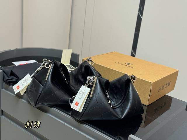 配盒 香奈儿 Hobo 平纹折盖包 Chanel 每一款都有独特的设计。黑银Hobo折盖包随性慵懒,上身又酷又美,可以装下很多日常用品。还有其他几款黑色包包,链 配盒 香奈儿 Hobo 平纹折盖包 Chanel 每一款都有独特的设计。黑银Hobo折盖包随性慵懒,上身又酷又美,可以装下很多日常用品。还有其他几款黑色包包,链