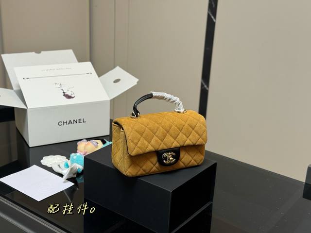 折叠盒飞机盒 Size：20*12Cm 香奈儿Mini Cf Handle 无论搭配还是容量都是没得说， 真的太可爱了！ 手提的Cf！