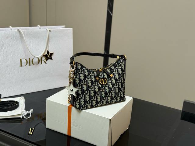 星星挂件 配折叠盒 Size：20.16Cm 迪奥Nomad新品腋下 背出去被夸爆的Hobo包 可以实现一包多用啦 另配长肩带